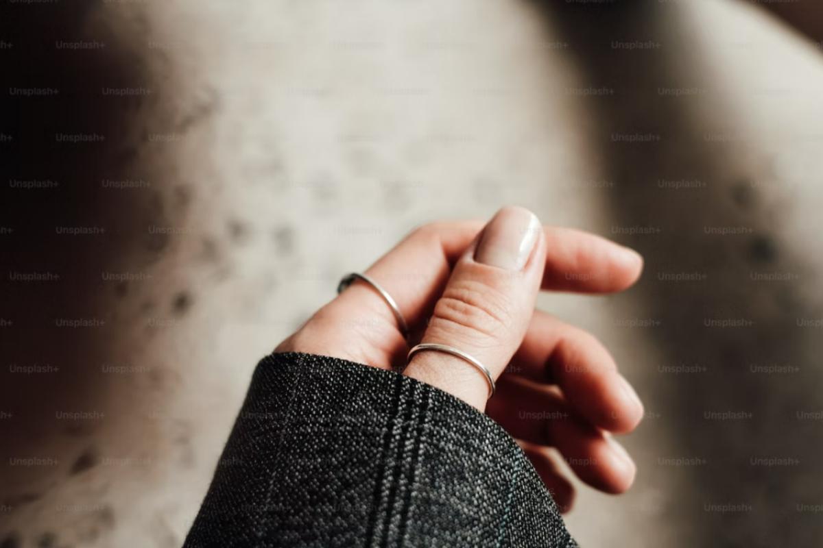 O Que Significa Anel Preto Na Mão Esquerda