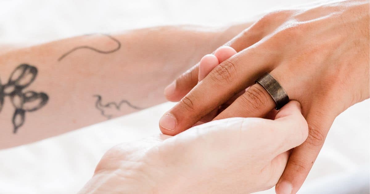 5 ideias de títulos:
1. Anel Preto na Mão Esquerda: Desvendando os Significados Religiosos e Modernos
2. O Poder do Anel de Tucum: Um Símbolo de Luta e Compromisso Social
3. Alianças Pretas: A Nova Tendência para Casamentos e Compromissos
4. Anel Ace na Mão Esquerda: Entendendo a Expressão de Identidade
5. Tecnologia e Estilo: O Papel dos Anéis Pretos Inteligentes