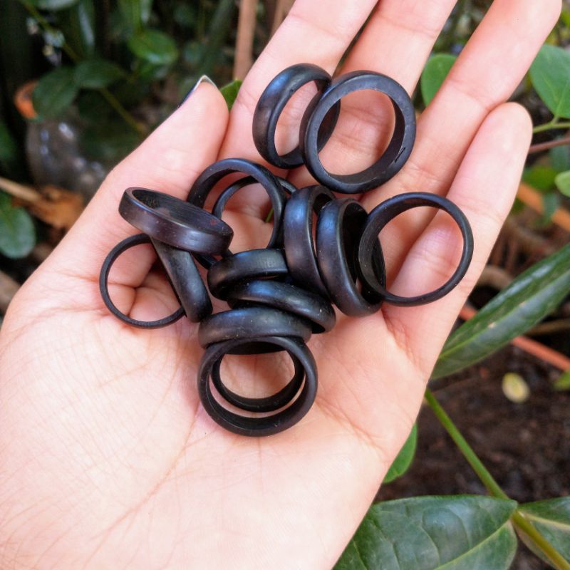 5 ideias de títulos:
1. Anel Preto na Mão Esquerda: Desvendando os Significados Religiosos e Modernos
2. O Poder do Anel de Tucum: Um Símbolo de Luta e Compromisso Social
3. Alianças Pretas: A Nova Tendência para Casamentos e Compromissos
4. Anel Ace na Mão Esquerda: Entendendo a Expressão de Identidade
5. Tecnologia e Estilo: O Papel dos Anéis Pretos Inteligentes