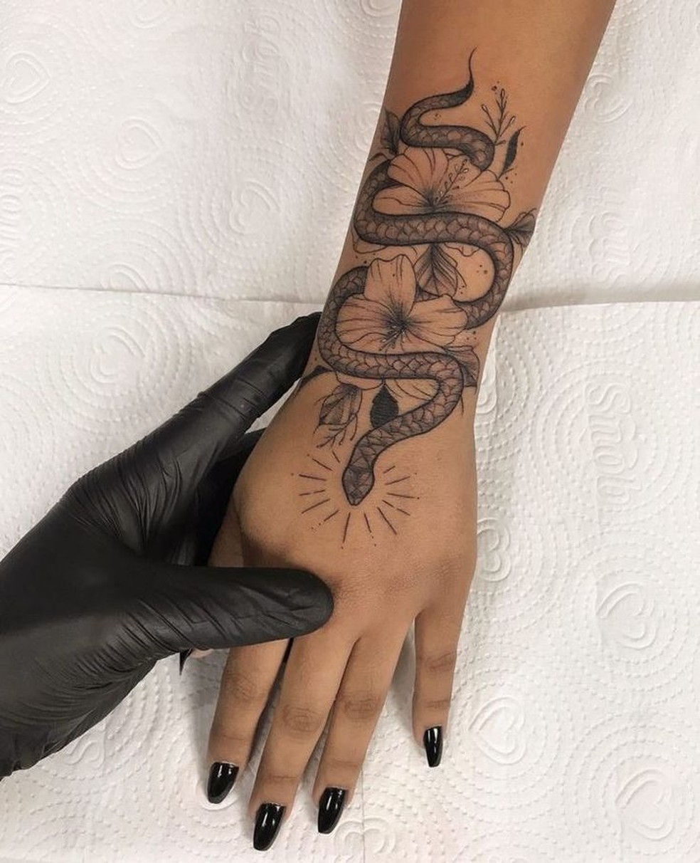 tatuagem de cobra e adaga significado