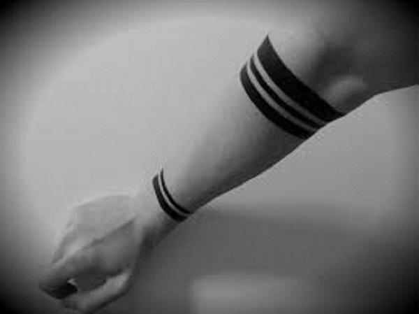 tatuagem de listras pretas no braço