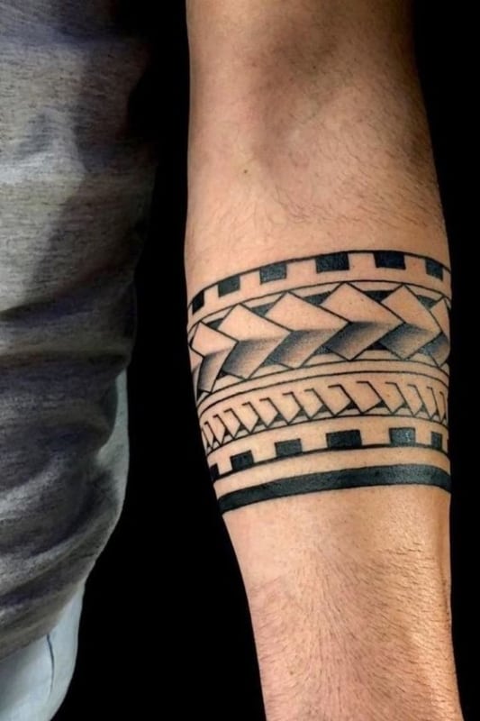 tatuagem estilo blackwork braço