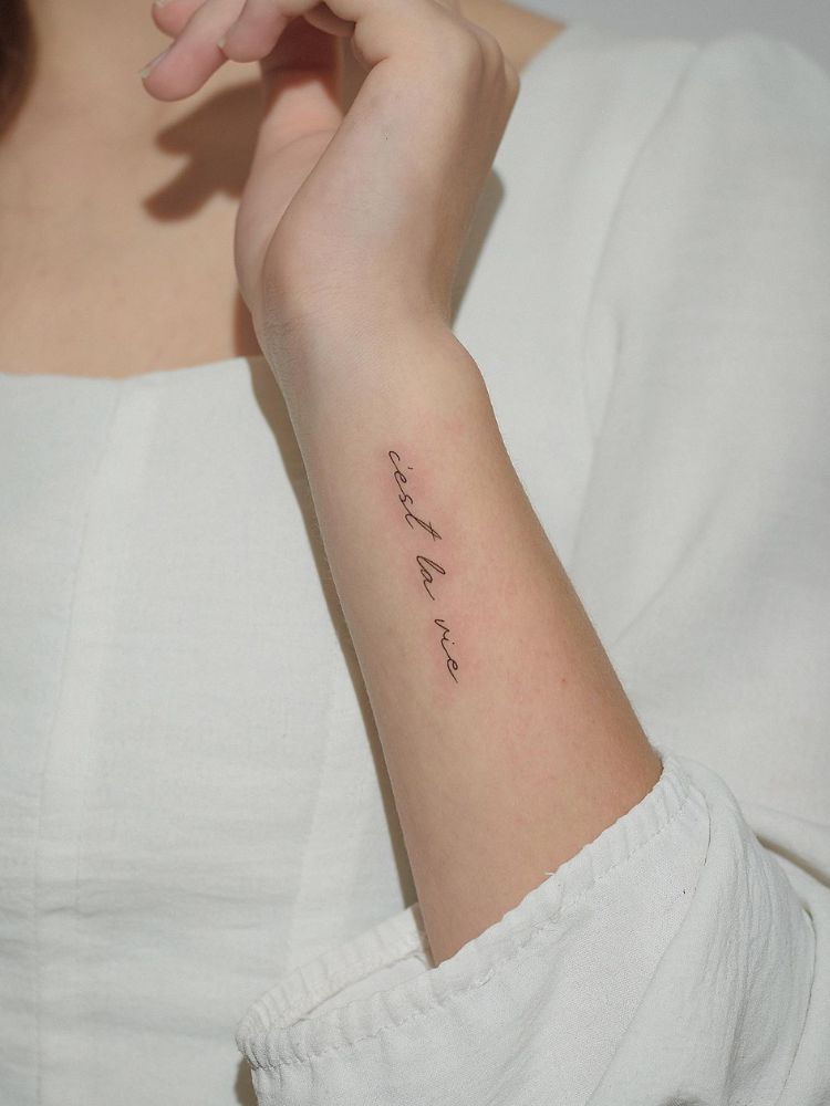 tatuagem de duas listras no braço