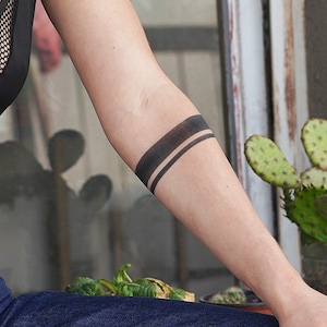 tatuagem de faixa preta no braço