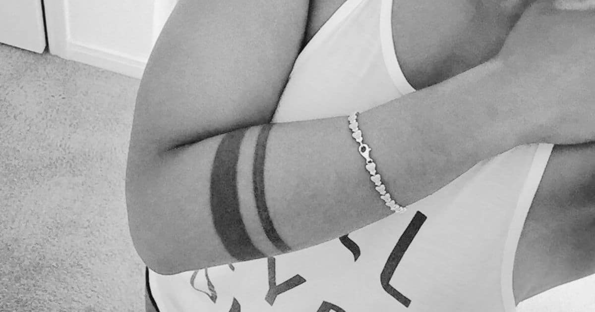 tatuagem de listras finas no braço