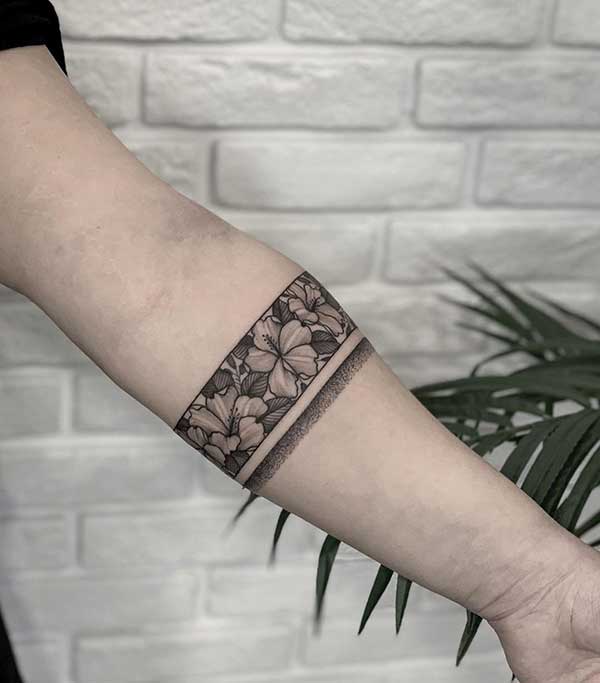 tatuagem de listras no antebraço