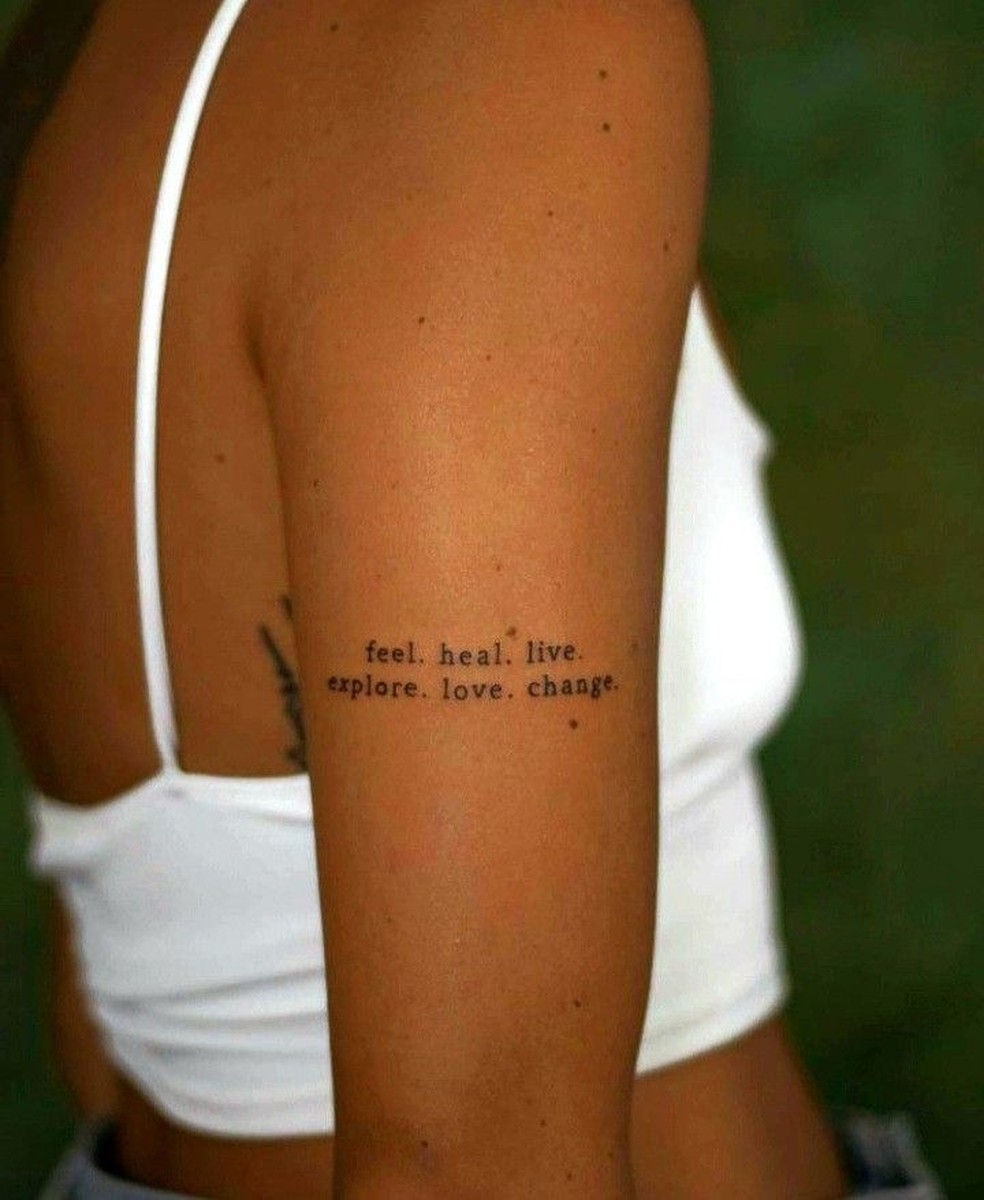 tatuagem de listras no pulso