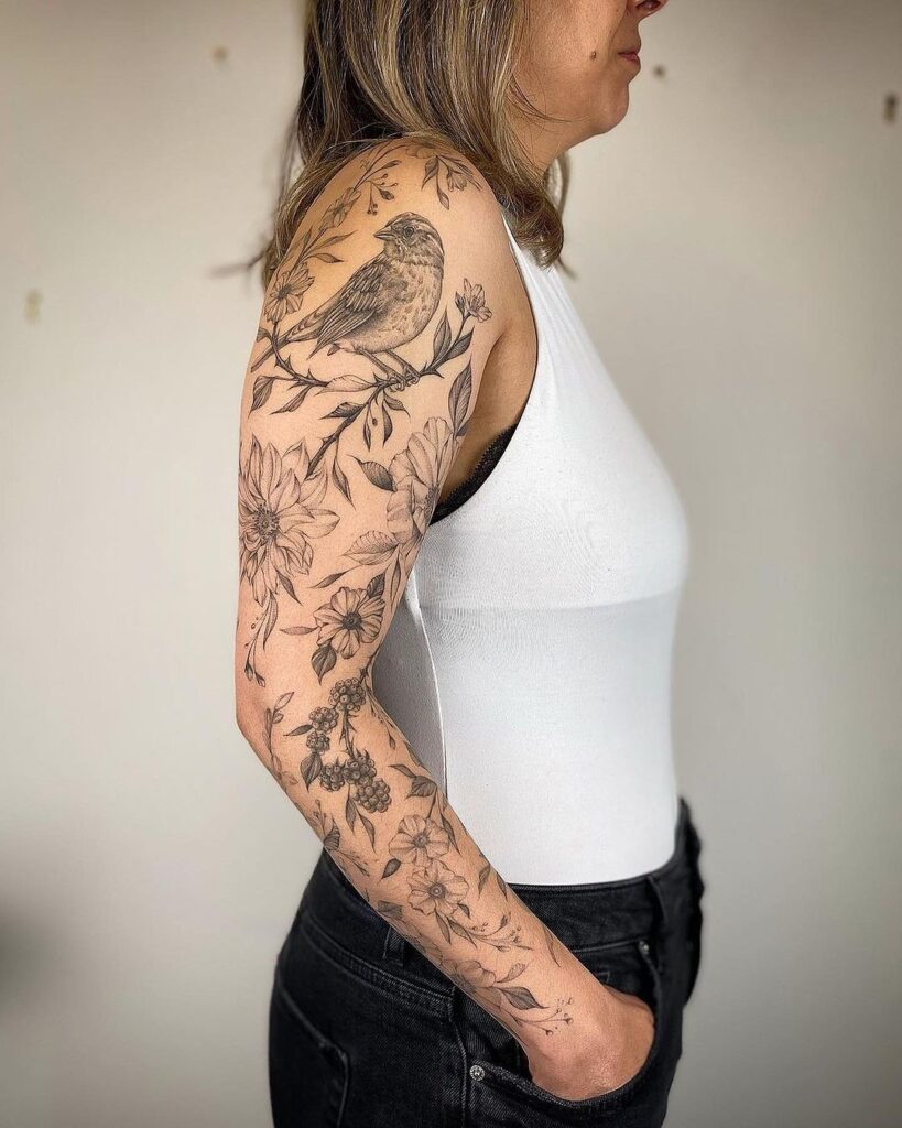 tatuagem de listras no bíceps