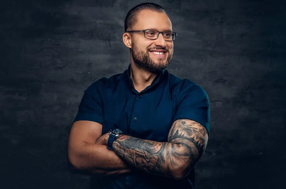 tatuagem de listras grossas no braço
