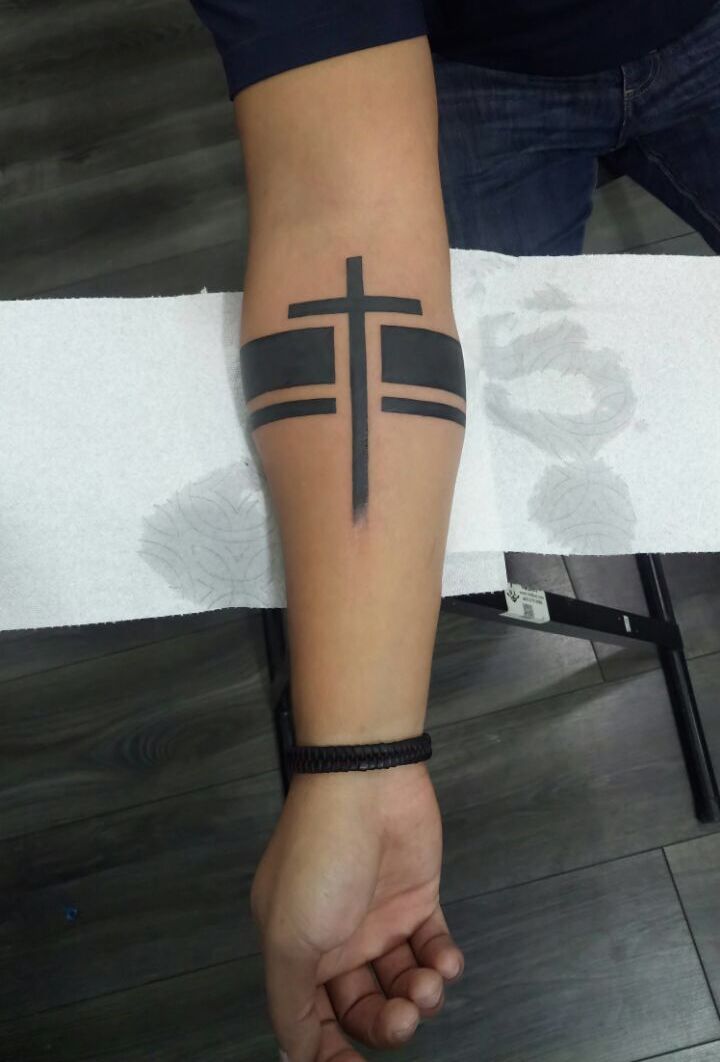 tatuagem de listras no antebraço