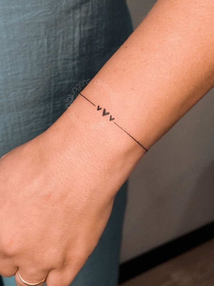 tatuagem de listras no bíceps