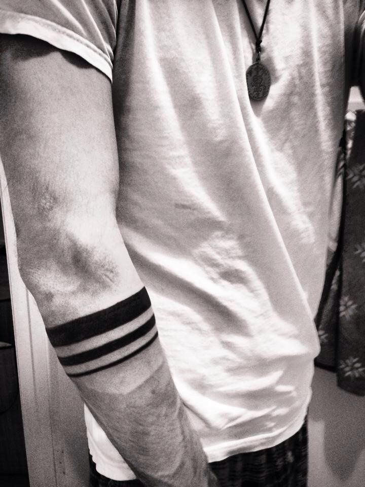 tatuagem de linhas no braço