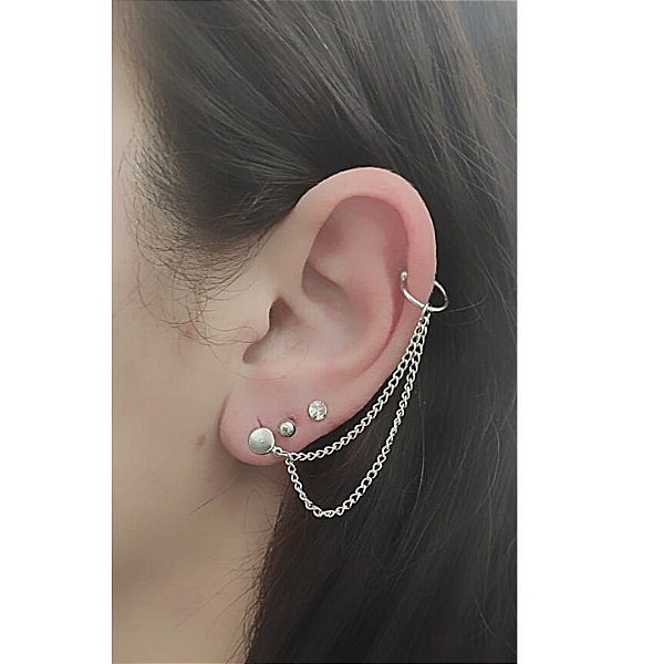 combinação de brincos e piercings