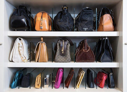 organização de bolsas no guarda roupa