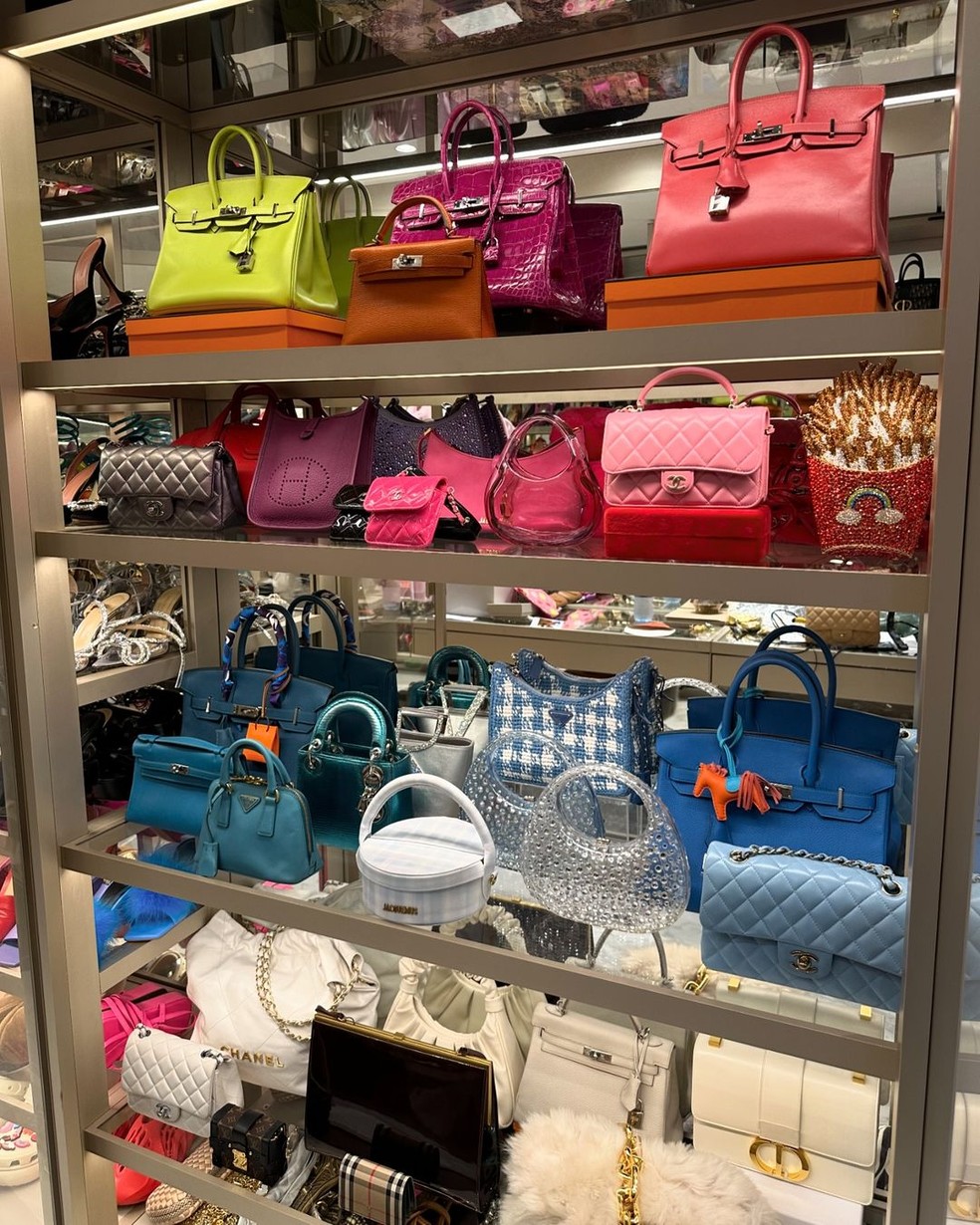 como organizar bolsas no guarda roupa