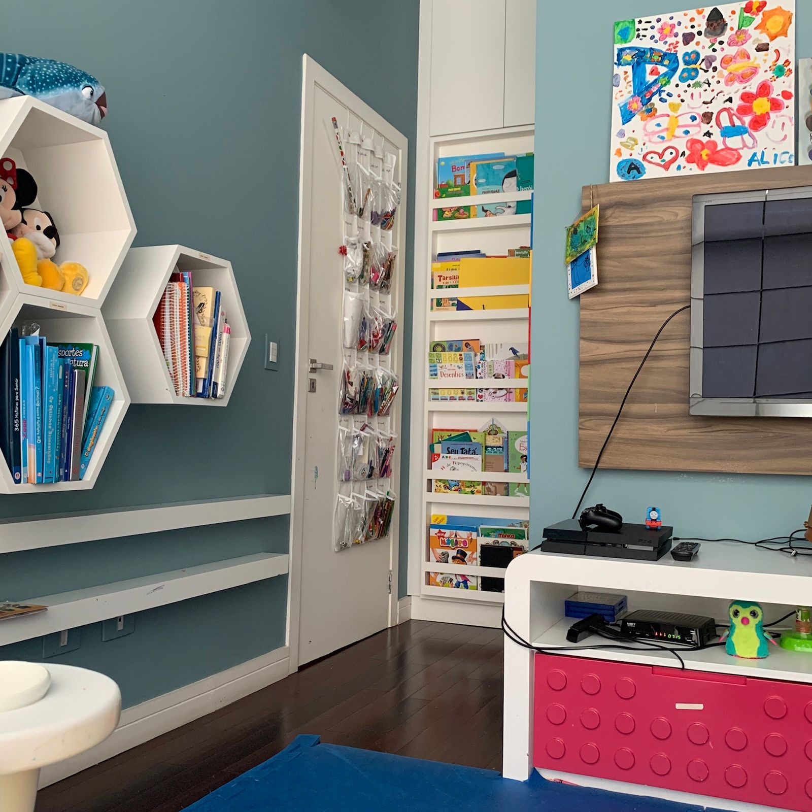 organização de brinquedos em quarto pequeno