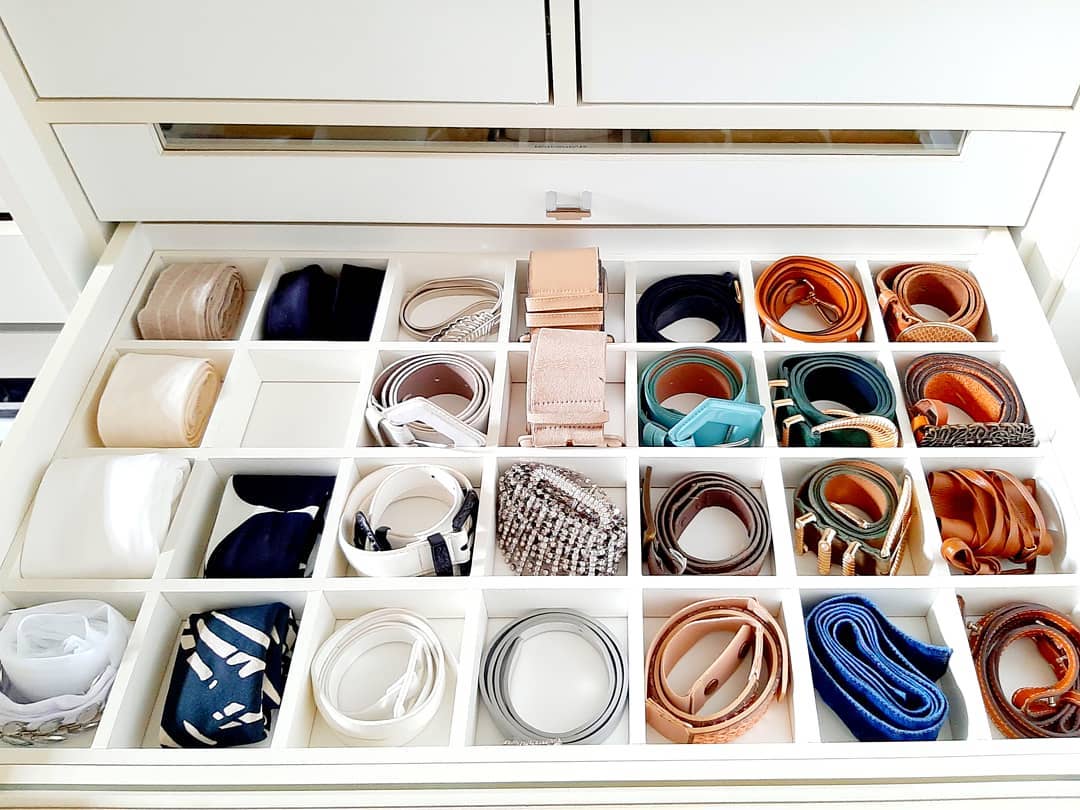 organização de cintos no guarda-roupa