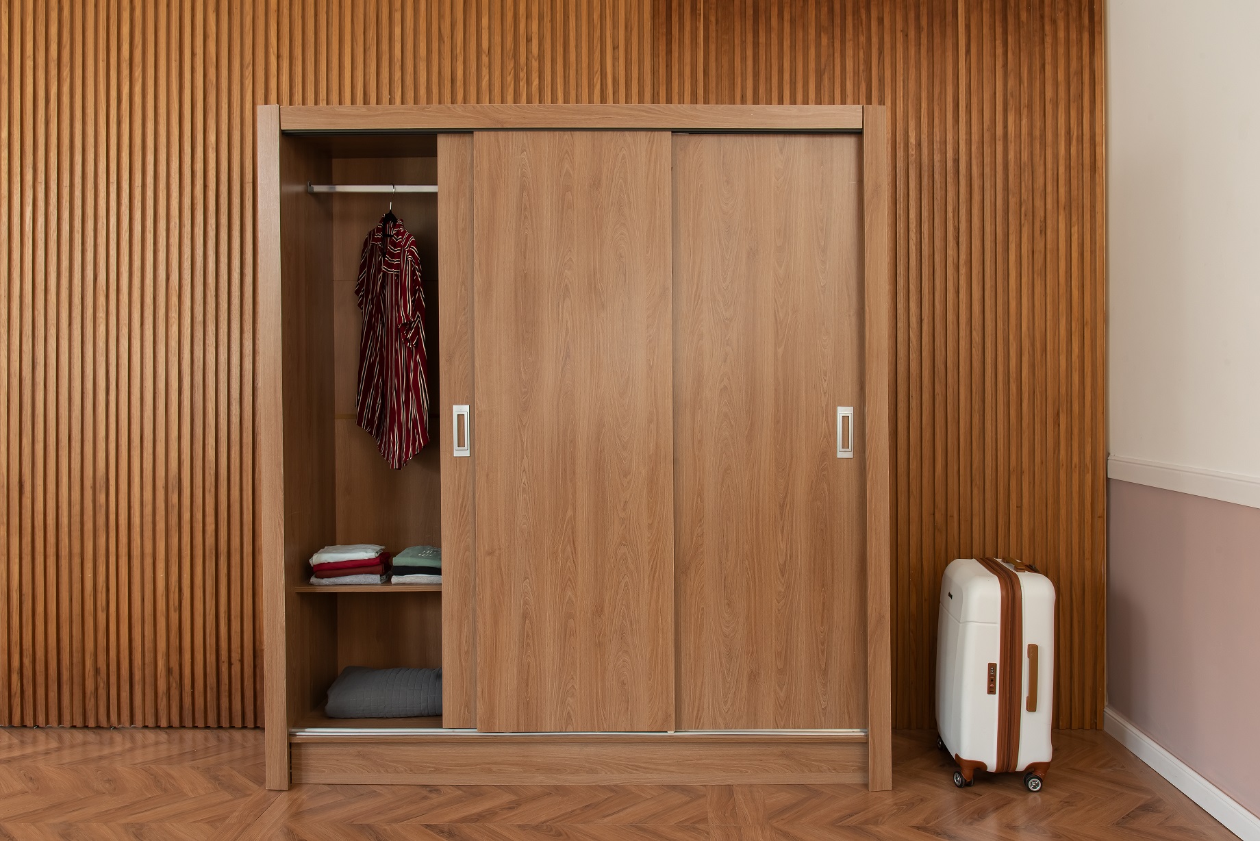 organização de cintos no guarda-roupa