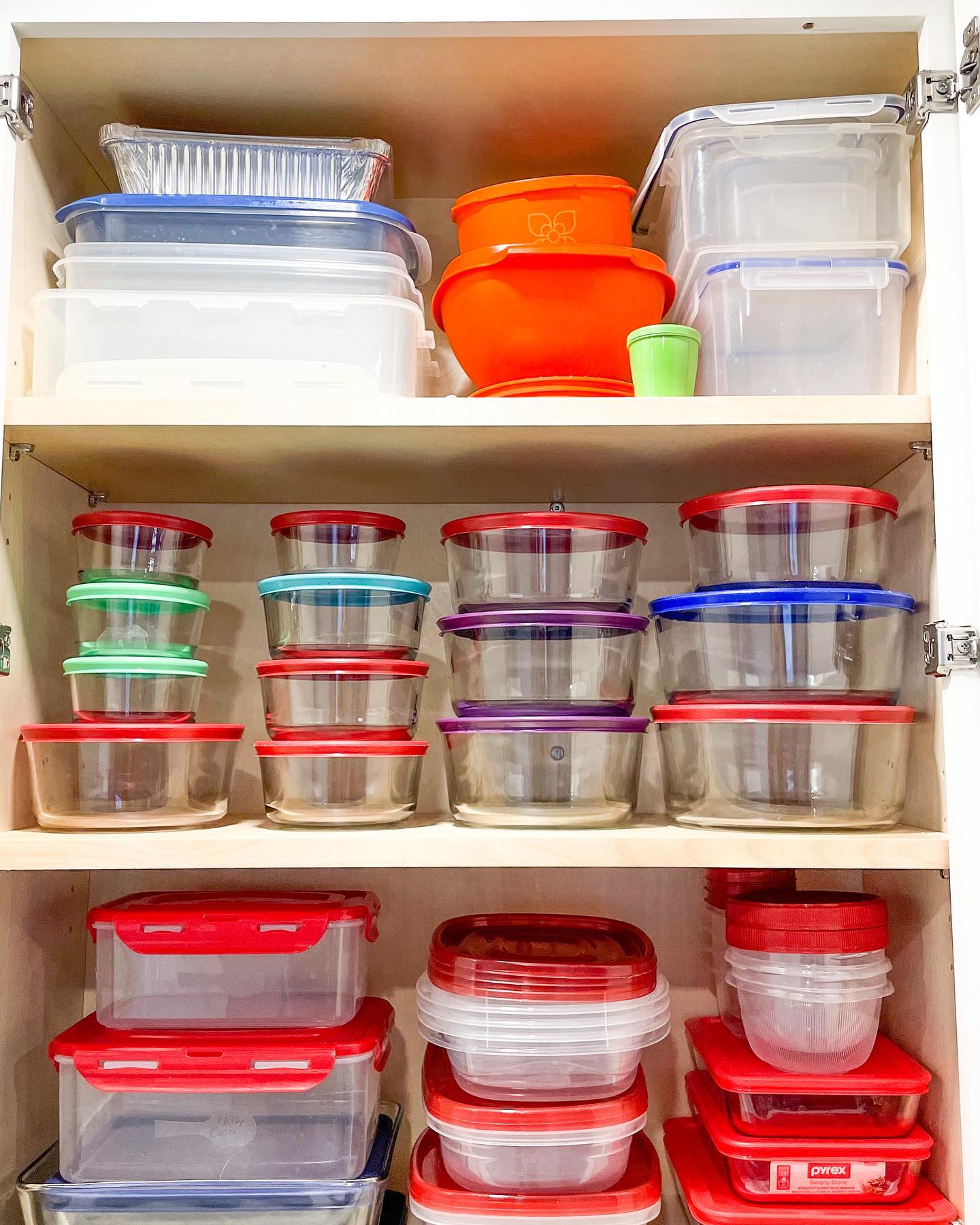 organização de potes de plástico na cozinha