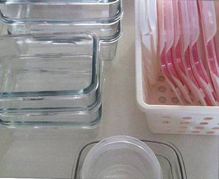 melhor forma de guardar potes de plástico