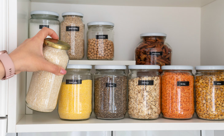 melhor forma de guardar potes de plástico