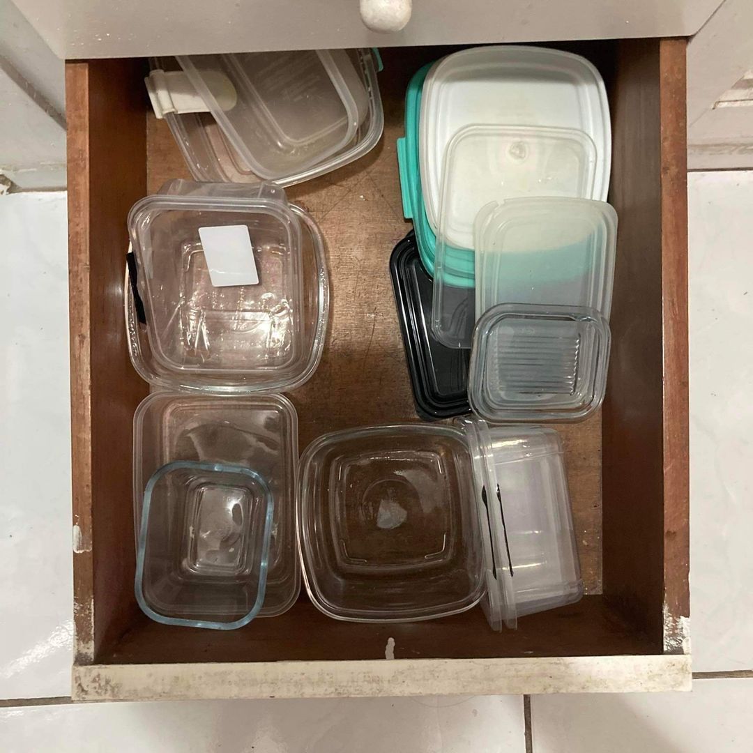 organização de potes de plástico na cozinha
