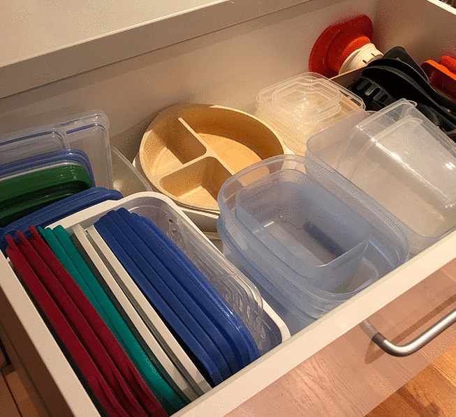 melhor forma de guardar potes de plástico