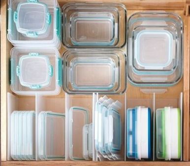 organização de potes de plástico na cozinha