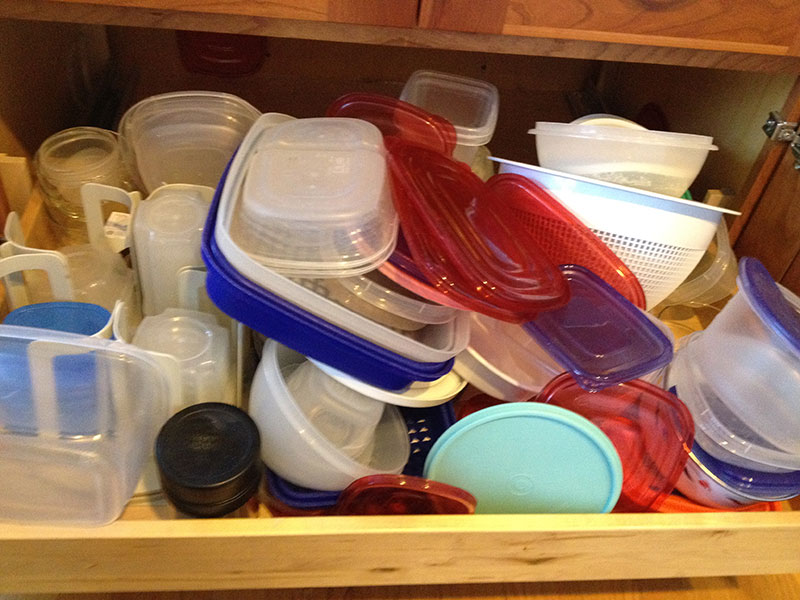 como organizar potes plásticos na cozinha