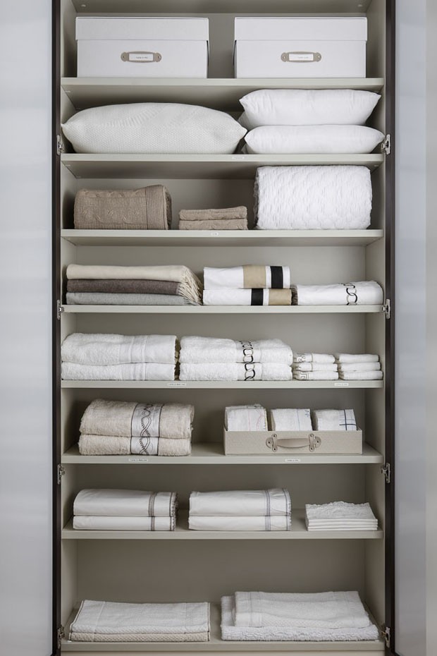 organização de roupas de cama no armário