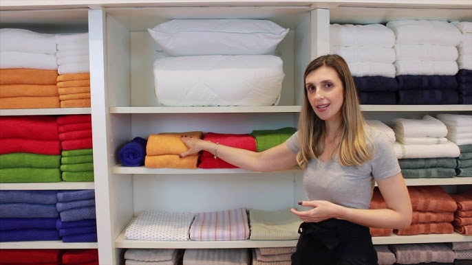 organização de roupas de cama no armário