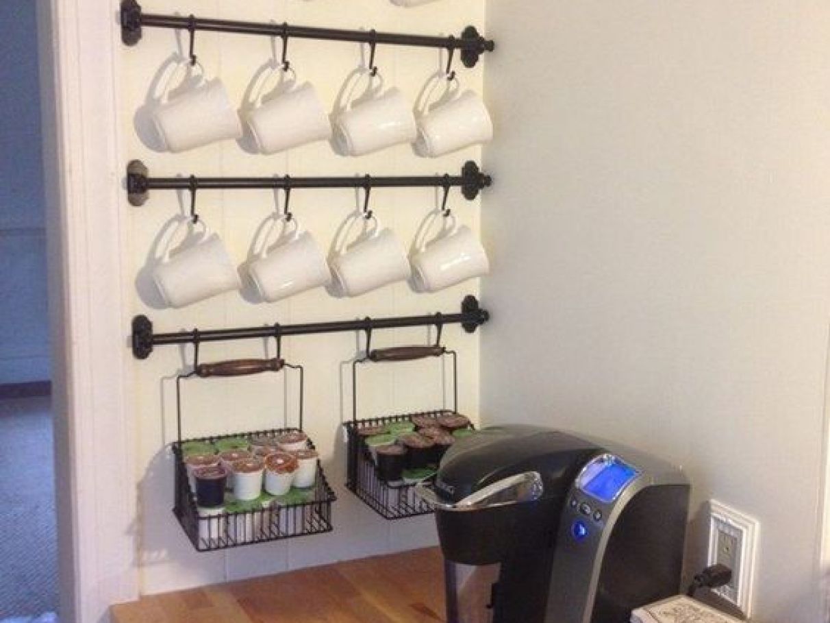 como organizar xícaras e canecas em armário pequeno
