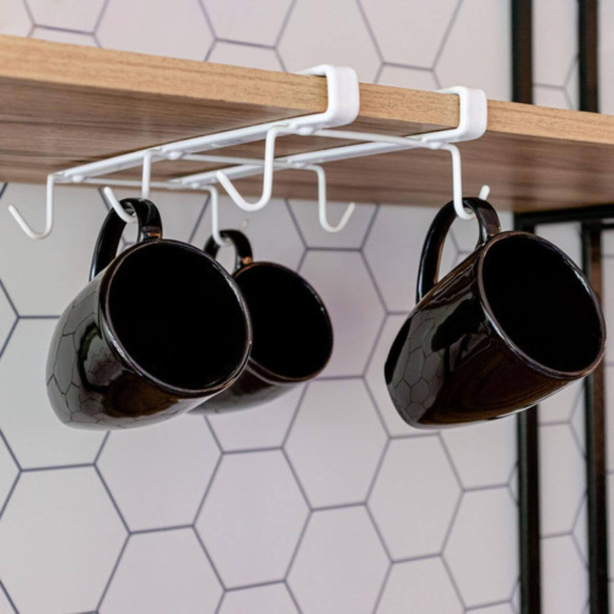 como organizar xícaras e canecas em armário pequeno