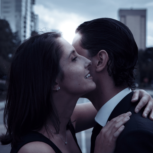 5 ideias de títulos:
1. O Poder do Dirty Talk: Guia Completo para Iniciantes
2. Frases Picantes que Funcionam: Do Sussurro ao Grito de Prazer
3. Sexting: Transforme Mensagens em Calor para o Encontro
4. Consenso e Comunicação: A Base para um Dirty Talk Confortável
5. Níveis de Intensidade no Dirty Talk: Encontre o Seu Ritmo