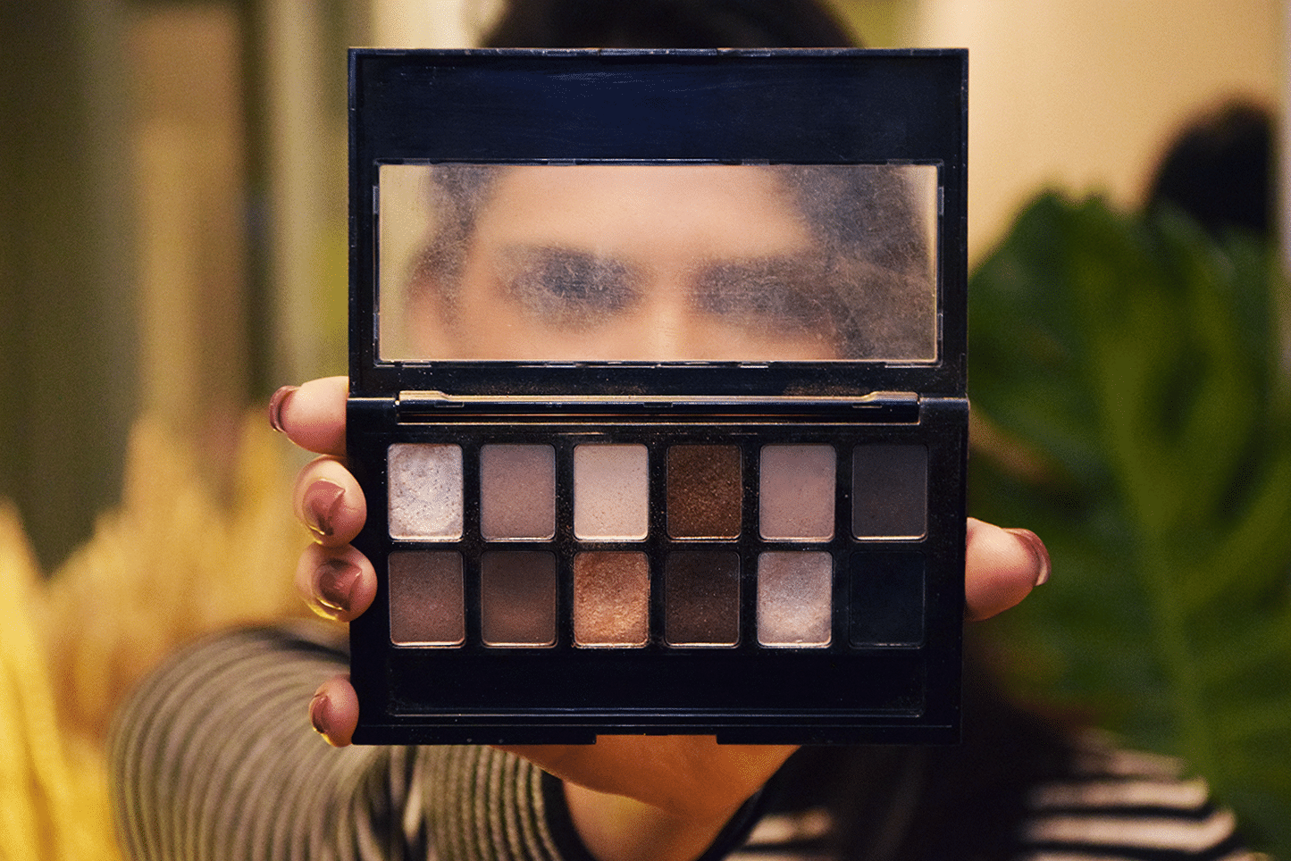 Guia completo: Maquiagens clássicas com paletas de sombras marrons opacas