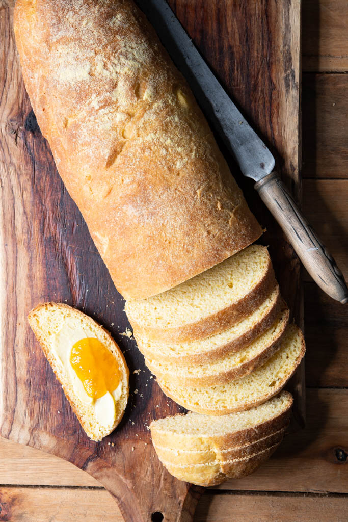 como fazer pão de fubá sem sovar