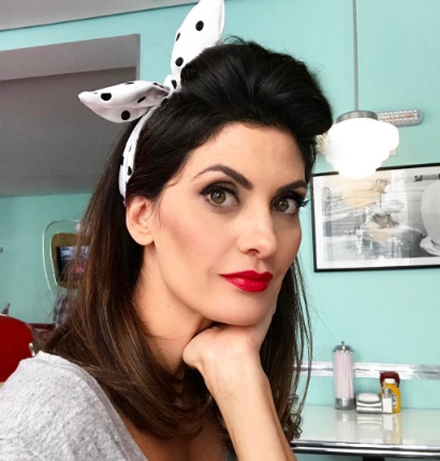 penteado anos 60 com tiara
