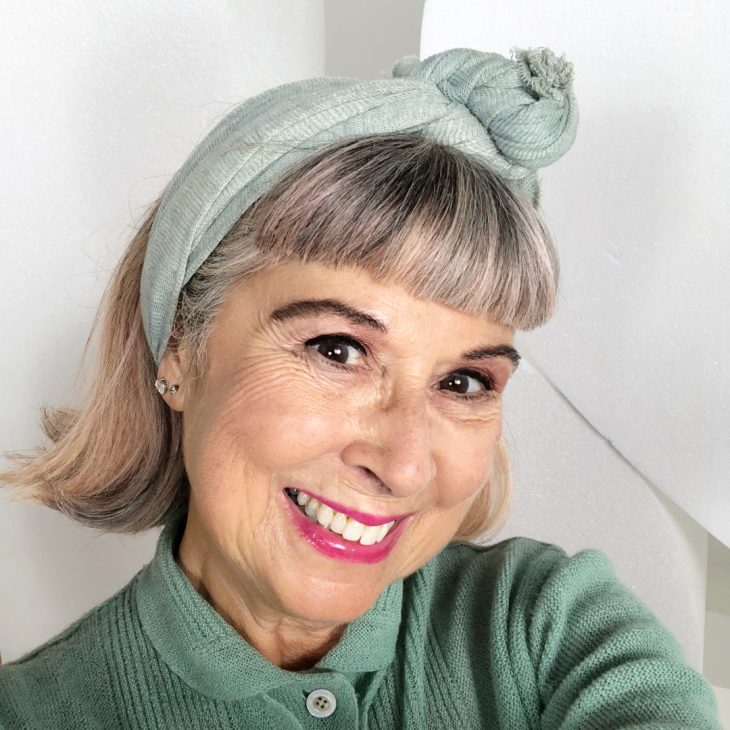 penteado anos 60 com tiara vs. penteado anos 70 com lenço