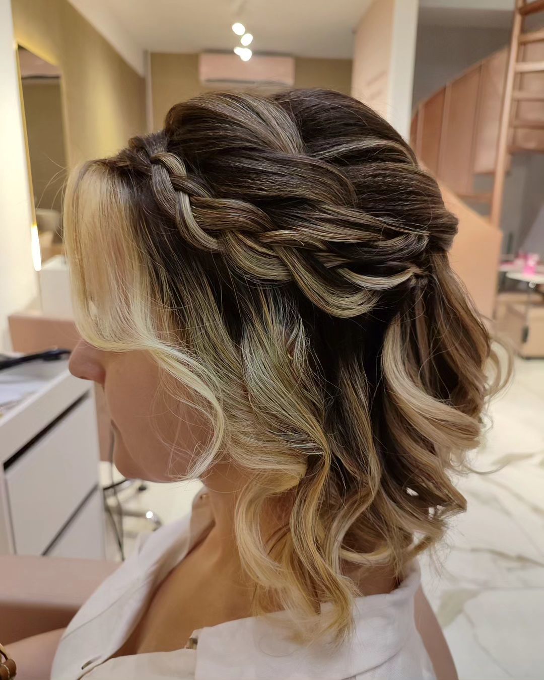 Efeito molhado: o penteado sofisticado ideal para cabelos curtos