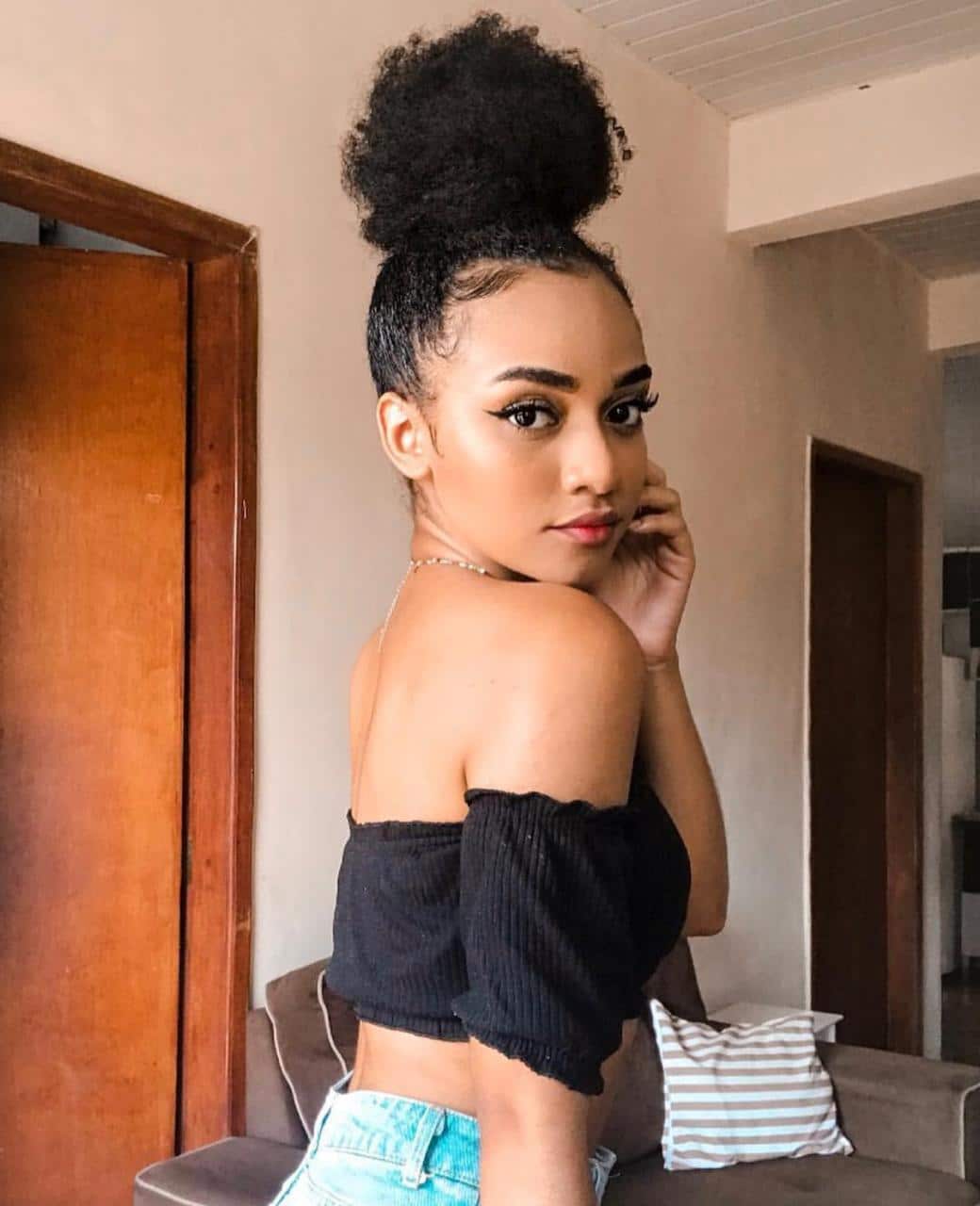 Efeito molhado: o penteado sofisticado ideal para cabelos curtos