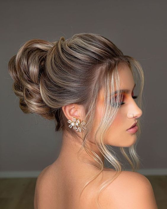 penteado para madrinha de casamento cabelo medio com franja