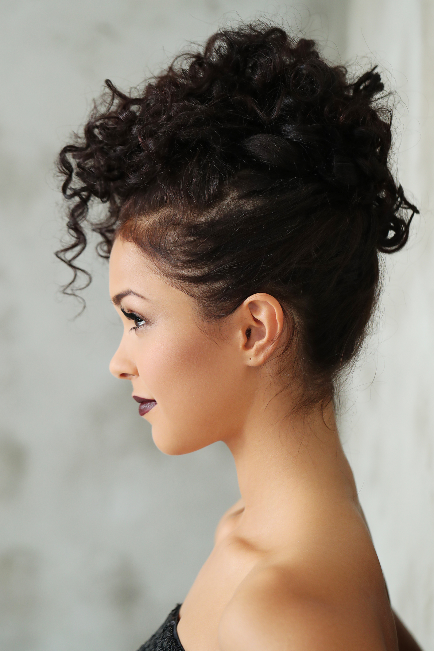 penteado para madrinha de casamento cabelo medio cacheado