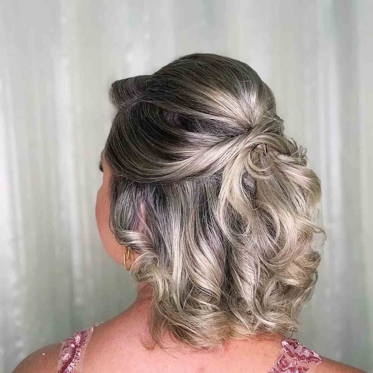 penteado para madrinha de casamento cabelo medio simples