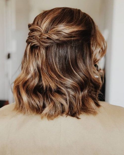 penteado trança lateral embutida para casamento convidada cabelo curto