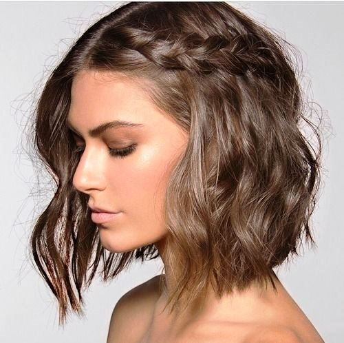 trança lateral embutida vs torcidinhos cabelo curto convidada