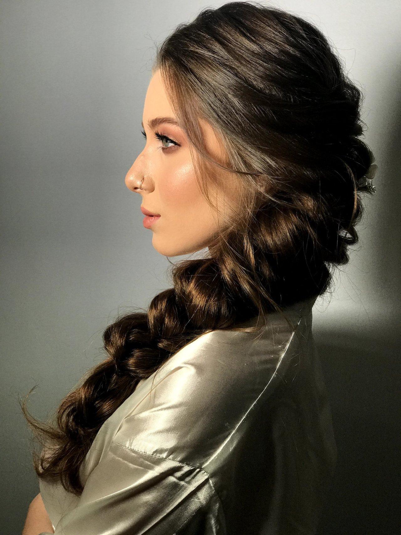 trança lateral embutida vs torcidinhos cabelo curto convidada