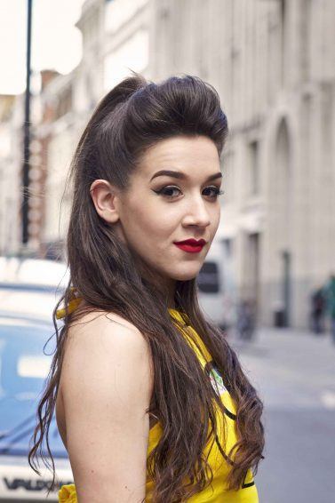 5 Ideias de Penteados Incríveis com Apliques para Arrasar em Qualquer Ocasião
Como Usar Aplique de Rabo de Cavalo para um Look Glamouroso
Tranças com Apliques Coloridos: A Tendência para Festivais e Carnaval
Semi-Presos com Aplique: O Segredo para Penteados de Festa Volumosos
Dicas Essenciais para Manter e Disfarçar Apliques de Cabelo