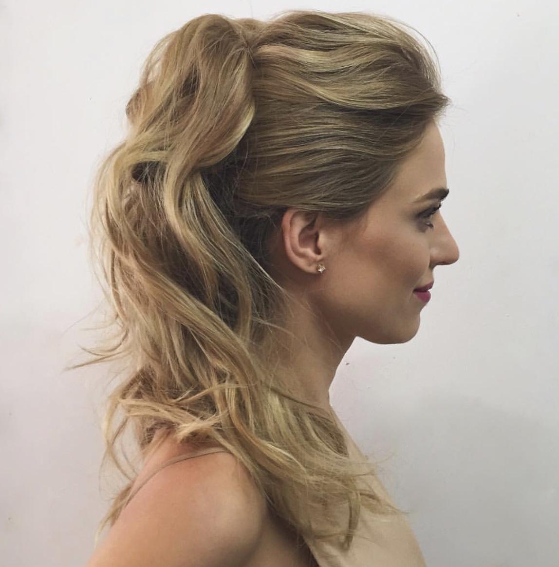 5 Ideias de Penteados Incríveis com Apliques para Arrasar em Qualquer Ocasião
Como Usar Aplique de Rabo de Cavalo para um Look Glamouroso
Tranças com Apliques Coloridos: A Tendência para Festivais e Carnaval
Semi-Presos com Aplique: O Segredo para Penteados de Festa Volumosos
Dicas Essenciais para Manter e Disfarçar Apliques de Cabelo