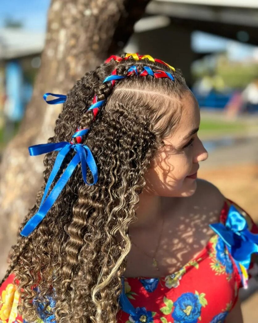 penteado com liguinhas para cabelo cacheado curto