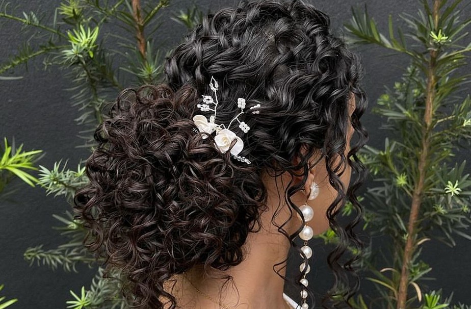 Como escolher o penteado cacheado ideal para seu tipo de rosto no casamento